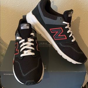New Mens New Balance tennis shoes.  Size 8